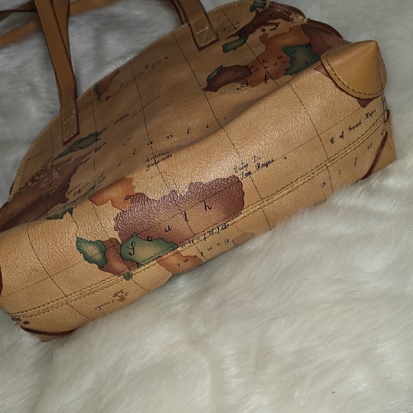 Love to Travel? Here's Your Map (Bag) - Picture 5 of 12